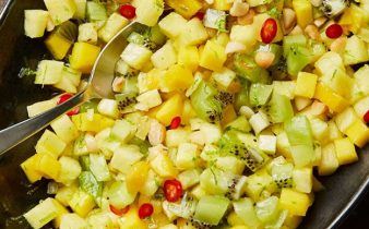 Salada de frutas tropicais picantes